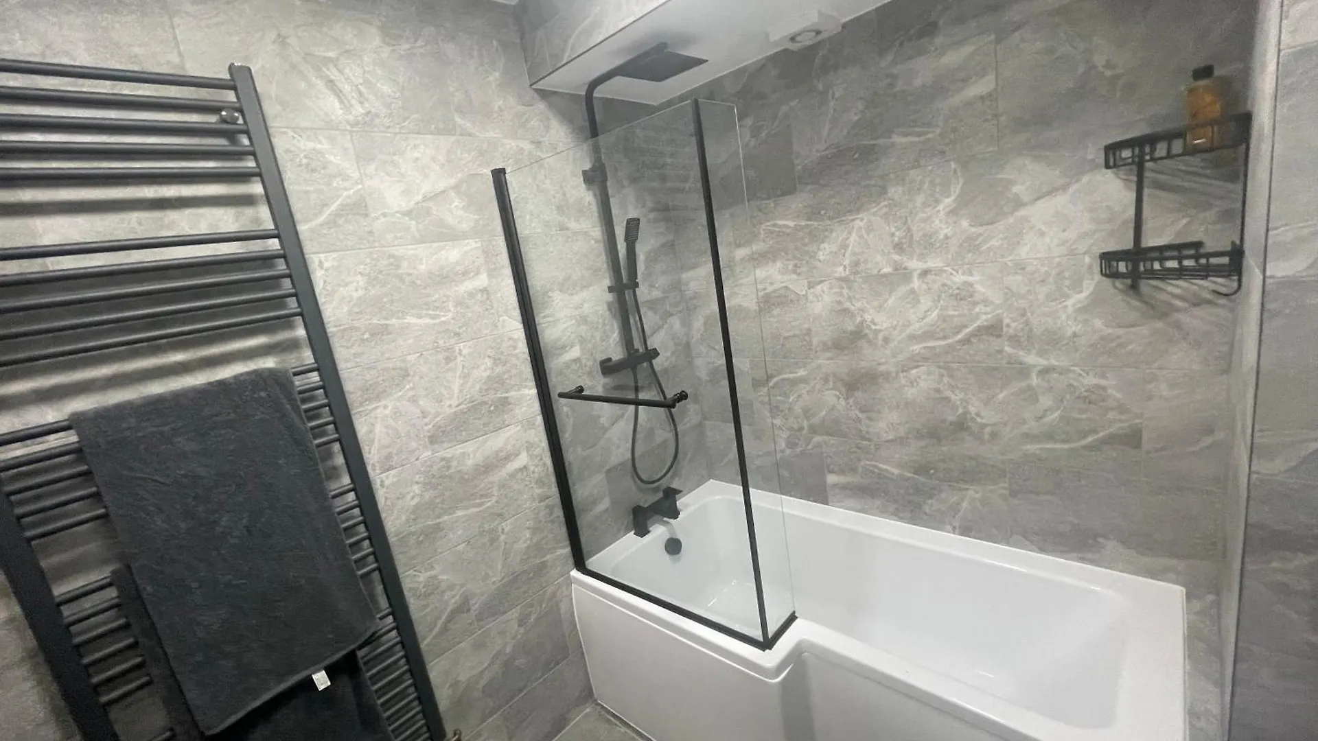 Garden Apartment Nr Heathrow Airport & Elizabeth Line Train Station With Parking For 2 Cars Hayes  United Kingdom