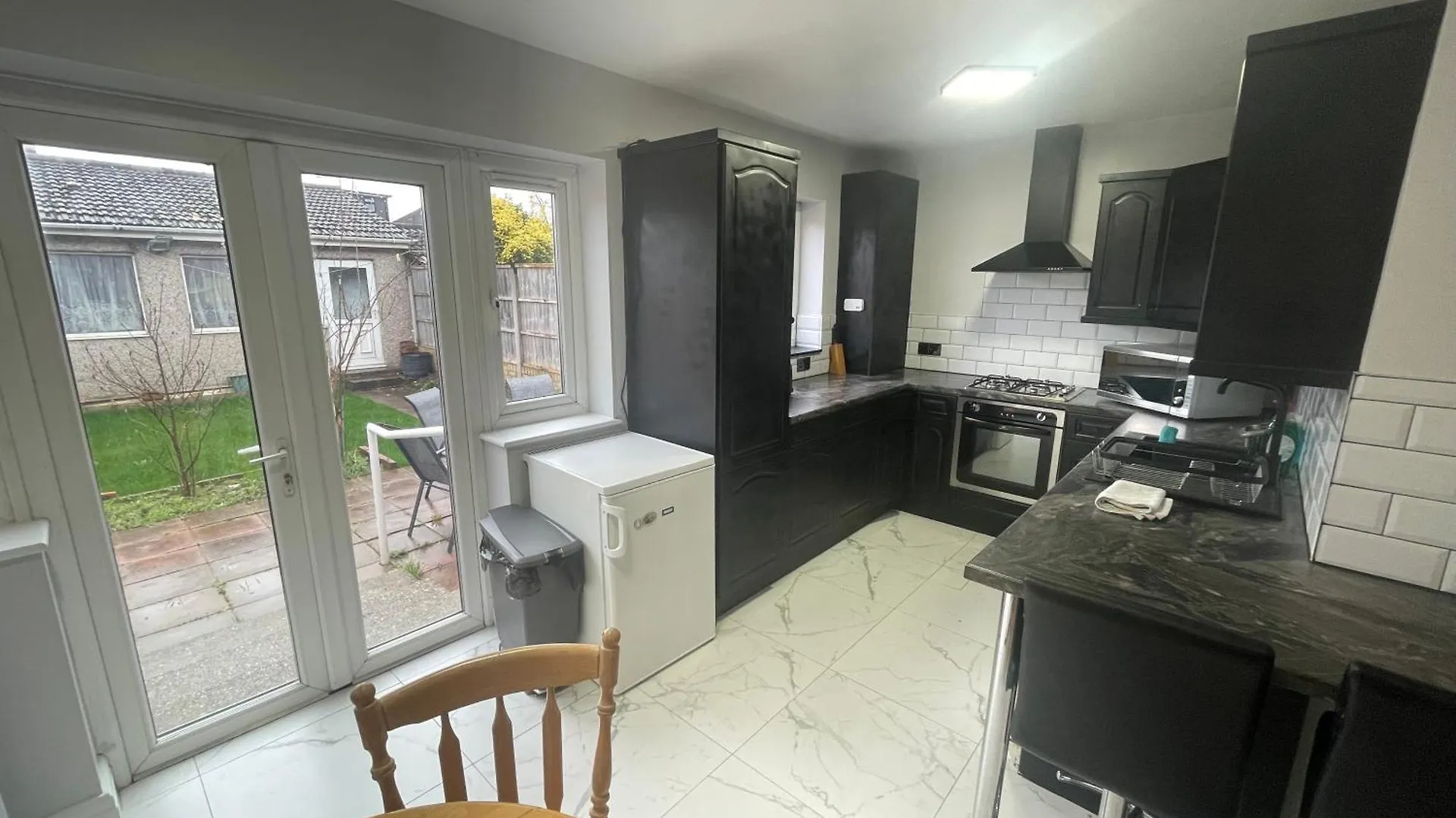Garden Apartment Nr Heathrow Airport & Elizabeth Line Train Station With Parking For 2 Cars Hayes  United Kingdom