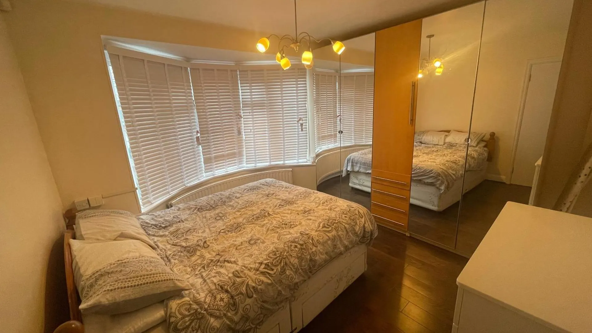 Garden Apartment Nr Heathrow Airport & Elizabeth Line Train Station With Parking For 2 Cars Hayes