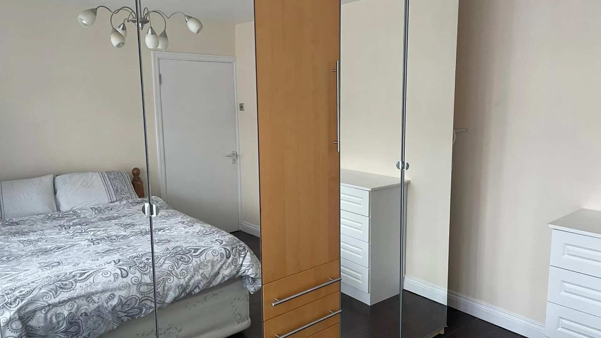 Garden Apartment Nr Heathrow Airport & Elizabeth Line Train Station With Parking For 2 Cars Hayes   Hayes (Greater London)