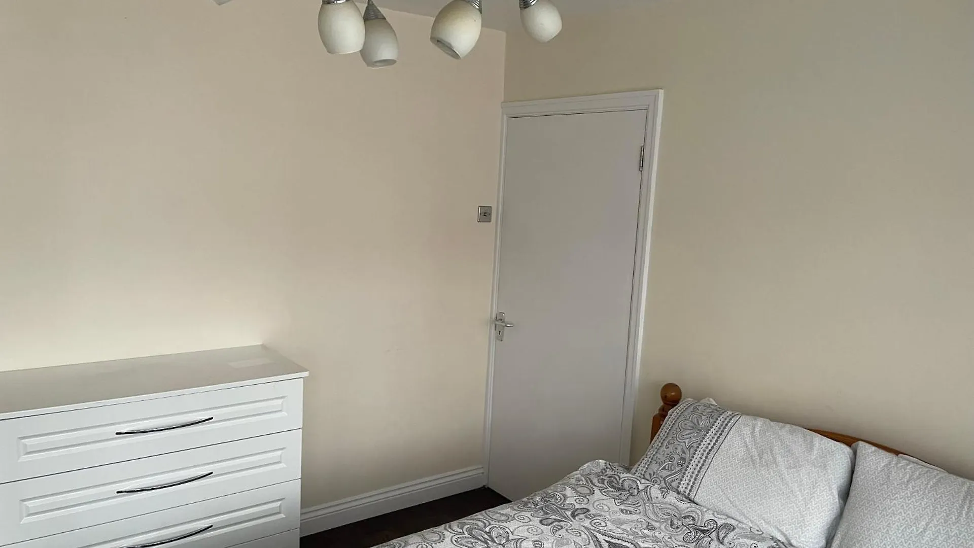 Garden Apartment Nr Heathrow Airport & Elizabeth Line Train Station With Parking For 2 Cars Hayes