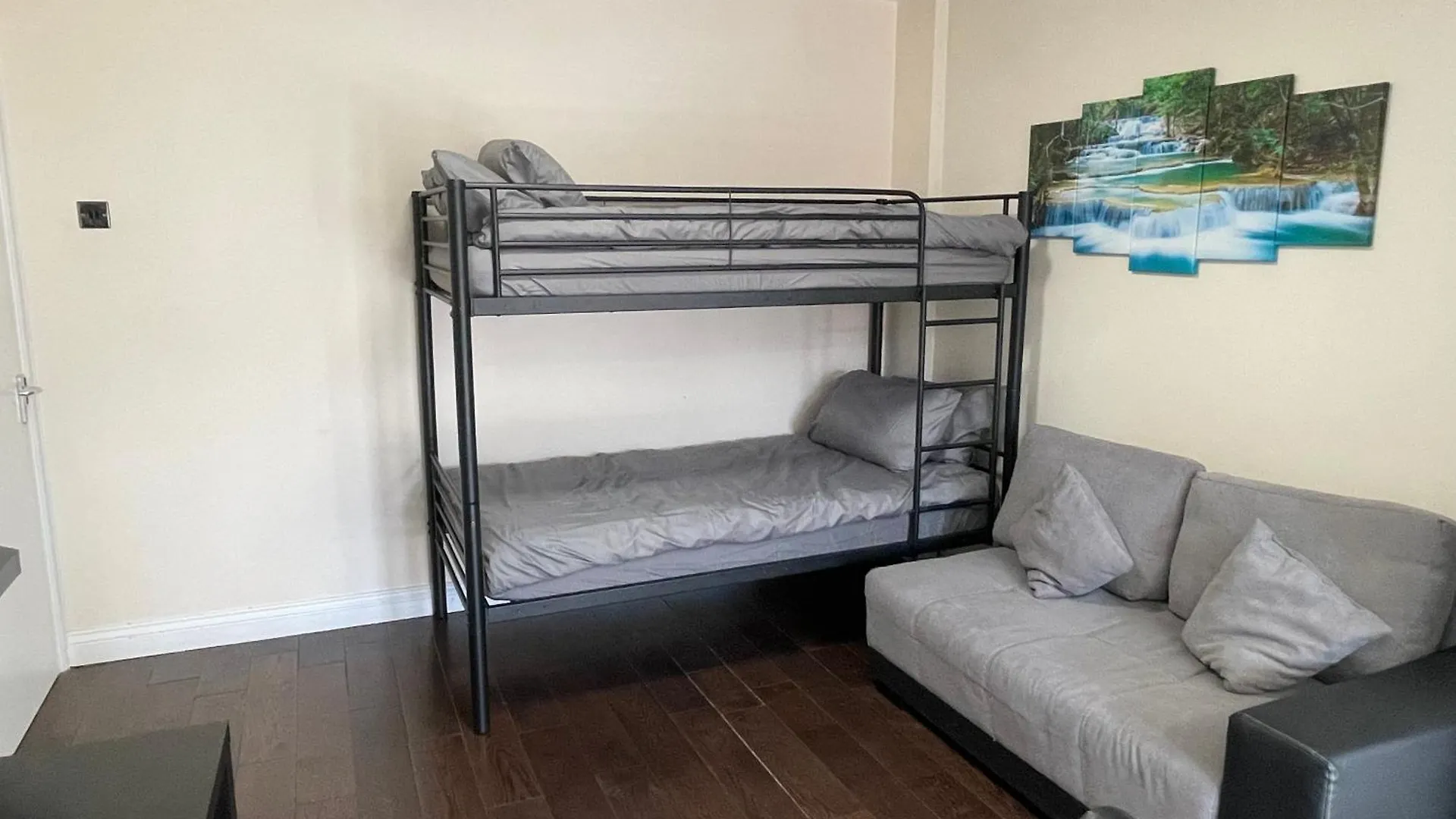 Garden Apartment Nr Heathrow Airport & Elizabeth Line Train Station With Parking For 2 Cars Hayes