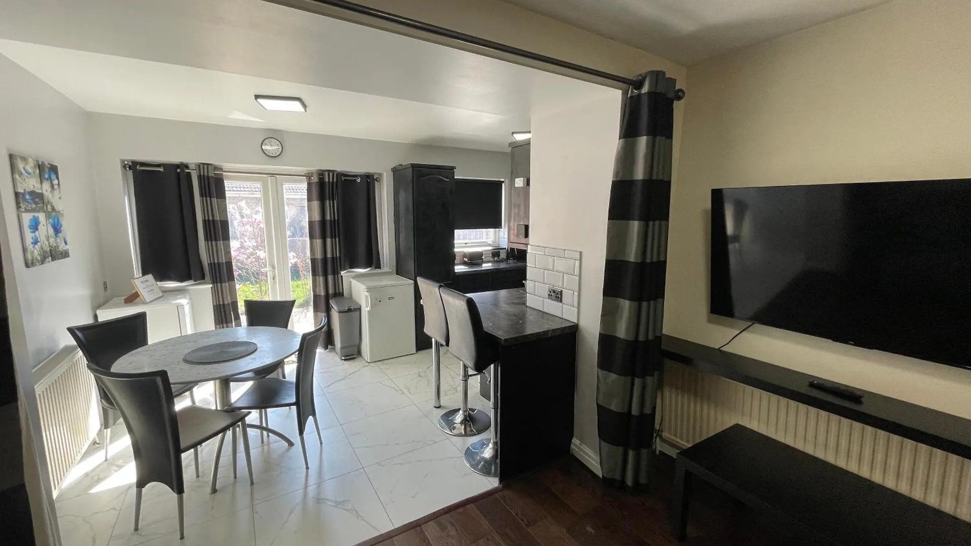 Garden Apartment Nr Heathrow Airport & Elizabeth Line Train Station With Parking For 2 Cars Hayes  United Kingdom